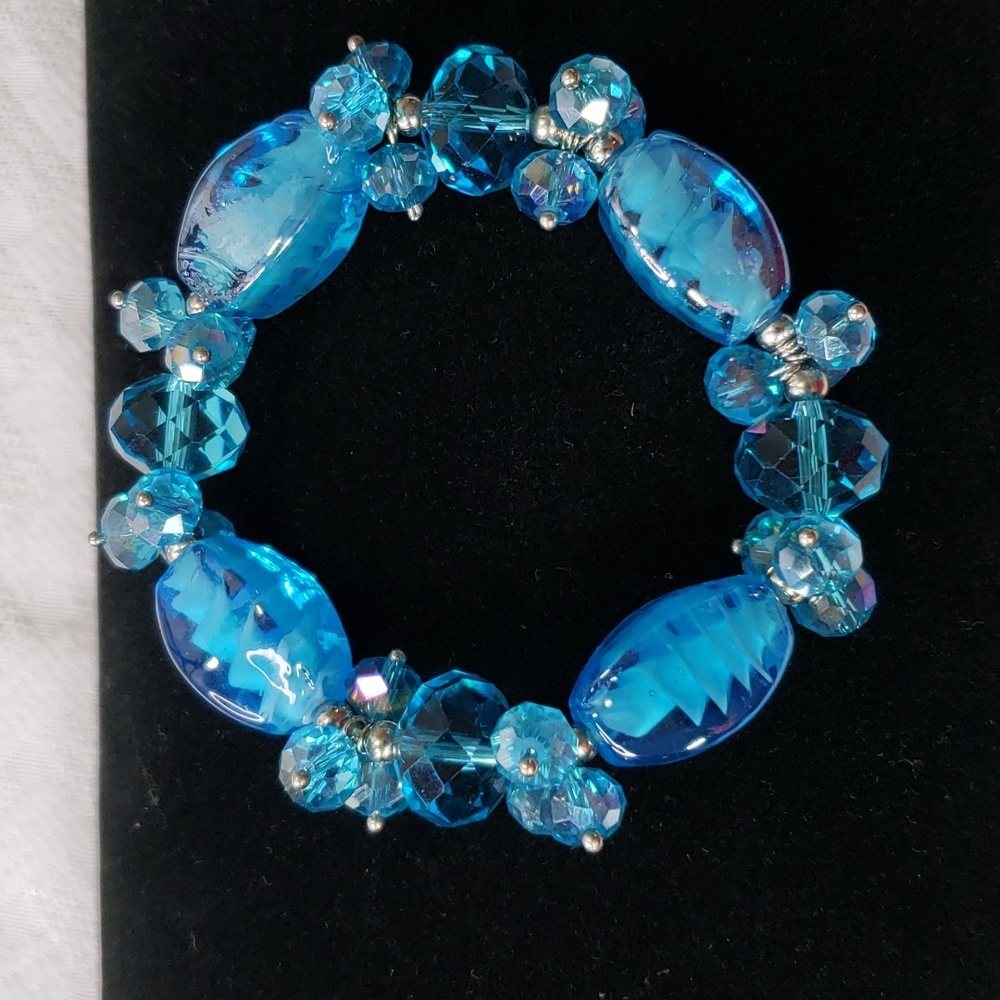 Glass and acrylic chunky Blue stretch bracelet